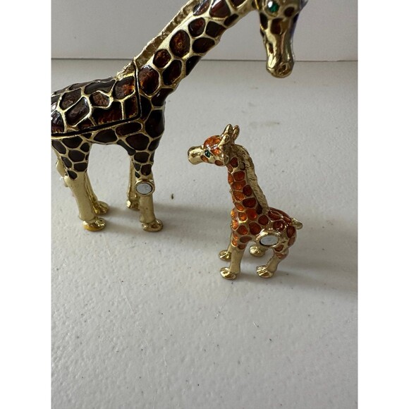 Mommy & Baby Giraffe Hand Painted Enamel Collectors Magnetic Hinged Trinket Box - Picture 4 of 6